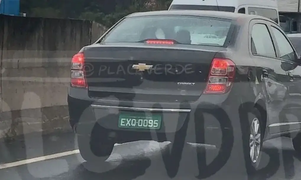 Chevrolet Cobalt é flagrado com placa verde: O que pode estar por trás desse mistério?