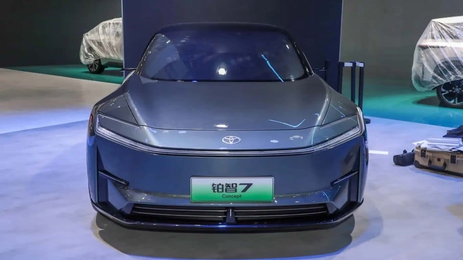 Toyota apresenta bZ7 Concept, sedã elétrico com tecnologia BYD e lançamento previsto para 2025